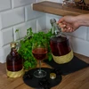 Fles Gallone 1L in vlechtwerk, met dop - 5 ['fles voor alcohol', ' decoratieve flessen voor alcohol', ' glazen fles voor alcohol', ' flessen voor brouwsel voor bruiloft', ' fles voor likeur', ' flessen voor wodka', ' fles voor wodka bruiloft', ' fles voor wodka doop', ' fles voor wodka communie', ' fles voor wijn', ' flessen voor wijn']
