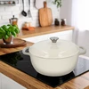 Geëmailleerde gietijzeren pot - ecru, 5,8L - 9 ['gietijzeren potten', ' geëmailleerde gietijzeren potten', ' gietijzeren vaatwerk', ' voordelen van gietijzeren vaatwerk', ' geëmailleerd gietijzer', ' koken in een gietijzeren pot', ' gietijzeren pot met email', ' pot in ecru kleur', ' pot in bordeaux kleur', ' pot in salie kleur', ' waarom koken in gietijzeren potten de moeite waard is', ' als cadeau', ' welke gietijzeren potten te kiezen']