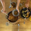 Gietijzeren pan met koekenpan, 5 L + 1 L - 17 ['pan met de pan', ' 2 in 1', ' gietijzeren pan', ' gietijzeren koekenpan', ' gietijzeren koekenpan', ' gietijzeren kookset', ' om te koken', ' om te bakken', ' om te braden', ' voor kampvuur', ' grillpan']