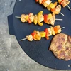 Grillpan, gietijzer, ø 44 cm - 16 ['gietijzeren pan', ' grillpan', ' grote gietijzeren pan', ' hangende pan', ' pan op poten', ' grillen', ' gietijzer voor grillen', ' pan voor driepoot', ' grillen in gietijzeren schalen', ' aantrekkelijk grillen', ' universele gietijzeren pan', ' grillset', ' wat als cadeau', ' anders grillen', ' feestje bij de grill']