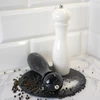 Handmatige peper- en zoutmolen, 21 cm, wit - 4 ['handmatige molen voor malen', ' pepermolen', ' gemalen peper', ' gemalen zout', ' peperkorrels', ' keramische maalstenen']