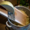 Houten rasp, 45x15 cm, 3 messen - 3 ['houten koolrasp', ' handmatige rasp', ' handmatige groenterasp', ' handmatige koolrasp', ' kool snijden', ' groenterasp', ' groenteschaaf', ' keukenschaaf', ' koolrasp', ' koolsnijder', ' uienrasp', ' voor het snijden van kool', ' gastronomische rasp']