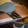 Houten rasp, 45x15 cm, 3 messen - 2 ['houten koolrasp', ' handmatige rasp', ' handmatige groenterasp', ' handmatige koolrasp', ' kool snijden', ' groenterasp', ' groenteschaaf', ' keukenschaaf', ' koolrasp', ' koolsnijder', ' uienrasp', ' voor het snijden van kool', ' gastronomische rasp']