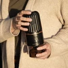 Koffiemolen - elektrisch, maalschijf - 17 ['koffiemolen', ' elektrische molen', ' koffie malen', ' gemalen koffie', ' koffie malen', ' molen met USB', ' moderne koffiemolen', ' draagbare molen', ' mobiele molen', ' batterijmolen', ' koffiemolen op batterij', ' molen opgeladen via USB', ' molen met keramische maalschijven', ' maalschijfmolen', ' handige molen', ' elektrische koffiemolen', ' cadeau-idee']