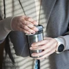 Koffiemolen - elektrisch, maalschijf, met zetapparaat en beker - 18 ['koffiemolen', ' elektrische molen', ' koffie malen', ' gemalen koffie', ' koffie malen', ' molen met zetapparaat', ' molen met dripper', ' molen met thermosbeker', ' molen met zetapparaat en beker', ' molen met USB', ' moderne koffiemolen', ' draagbare molen', ' mobiele molen', ' molen op batterijen', ' molen met accu', ' molen opladen via USB', ' molen met keramische maalschijven', ' maalschijfmolen', ' handige molen', ' cadeau-idee']