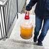 Lichte, onbreekbare wijnballon met handvat, 15 L - 15 ['fermentatiecontainer', ' fermentatievat', ' waarin fermenteren', ' wijnballon', ' bierballon', ' voor fermentatie', ' breedmondballon', ' petballon', ' plastic ballon', ' onbreekbare ballon', ' wijnballon', ' wijnnieuwigheid', ' ballon 15 L', ' fermentor met schroefdop']