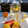Limonadepot met kraantje - glas, 4 L - 6 ['limonadepot', ' drankpot', ' pot met kraantje', ' pot 4 liter met kraantje', ' glazen fles met kraantje', ' glazen fles voor dranken', ' drankpot', ' drankpot voor feest', ' pot met kraantje voor de tuin', ' limonade in de buitenlucht', ' zomerse verfrissing']