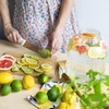 Onbreekbare pot 5L met kraan en tweezijdige houten standaard - 14 ['onbreekbare pot', ' plastic pot', ' pot voor limonade', ' pot voor punch', ' pot op standaard', ' pot met kraan', ' citroenlimonade', ' limonade', ' punch', ' sangria', ' pot op standaard', ' pot voor dranken', ' pot voor likeur', ' voor kerstthee', ' pot voor alcohol']