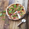 Pizzasteen met handvat en mesje, van cordieriet, rond 33 cm - 17 ['cadeau', ' zelfgemaakte pizza', ' voor het bakken van pizza', ' voor het serveren van pizza', ' voor het bakken van brood', ' voor het bakken van broodjes']