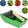 Plukker voor kleine vruchten, metalen groen - 2 ['plukker voor kleine vruchten', ' machine voor het plukken van kleine vruchten', ' fruitkam', ' machine voor het plukken van struiken', ' plukker voor bessen en bosbessen', ' plukker voor aalbessen', ' plukker voor aronia', ' plukken van kleine vruchten', ' plukken van bosbessen en bessen', ' gereedschap voor tuinwerk', ' tuingereedschap', ' praktische gereedschappen voor het plukken van fruit', ' plukken van kleine vruchten', ' tuinaccessoires']