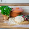 Ronde Romeinse pot 4L - 11 ['Romeinse pot', ' vetvrij braden', ' stomen', ' voor vlees', ' voor brood', ' voor vis', ' voor vegetariërs', ' eenpansgerechten', ' gerechten voor kinderen', ' dieetgerechten', ' voor het bakken van brood', ' kleipot', ' aardewerken pot', ' cadeau-idee', ' voor paté', ' voor ovenschotel', ' Romeinse pot met deksel']