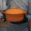 Ronde Romeinse pot 4L - 18 ['Romeinse pot', ' vetvrij braden', ' stomen', ' voor vlees', ' voor brood', ' voor vis', ' voor vegetariërs', ' eenpansgerechten', ' gerechten voor kinderen', ' dieetgerechten', ' voor het bakken van brood', ' kleipot', ' aardewerken pot', ' cadeau-idee', ' voor paté', ' voor ovenschotel', ' Romeinse pot met deksel']