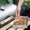 Spaanders voor roken/grillen, appelhout, 450 g, kl. 8 - 7 ['rokerijspaanders', ' spaanders voor roken', ' spaanders voor barbecue', ' spaanders voor grillen', ' rookaroma', ' appelhoutspaanders', ' appelhout spaanders', ' spaanders voor vlees roken', ' spaanders voor rokerij', ' spaanders voor vis', ' spaanders voor lamsvlees', ' spaanders voor varkensvlees']