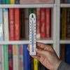 Universele thermometer (-30 tot +50°C), 17 cm, wit - 3 ['thermometer', ' universele thermometer', ' thermometer van kunststof', ' thermometer met duidelijke schaal', ' thermometer met dubbele schaal in °C en °F', ' thermometer voor ruimtes met hoge luchtvochtigheid', ' buitenthermometer tot -30°C', ' vochtbestendige thermometer', ' thermometer in witte kleur', ' stevige thermometer']