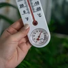 Universele witte thermometer met hygrometer (-20°C tot +50°C) 25cm - 4 ['binnen thermometer', ' kamertemperatuurmeter', ' thermometer voor binnen', ' huistemperatuurmeter', ' thermometer', ' kamertemperatuurmeter', ' thermometer met duidelijke schaal', ' thermometer met hygrometer', ' thermometer van kunststof', ' thermometer met hygrometer']