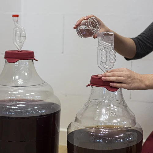 6-kamer fermentatiebuis met beschermende stop - 5 ['fermentatiebuis', ' glazen fermentatiebuis', ' fermentatie', ' hoeveel water in fermentatiebuis', ' hoeveel water in de fermentatiebuis', ' stille fermentatiebuis', ' hoe maak je een fermentatiebuis', ' fermentatiebuis castorama', ' stop met fermentatiebuis', ' fermentatiebuis voor wijn', ' waar koop je een fermentatiebuis', ' waarom loopt het water in de fermentatiebuis terug', ' brouwsel', ' bescherming van het brouwsel', ' zelfgemaakte wijn\r\n']