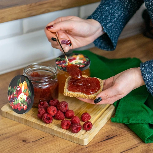Deksel fi 82/6 fruit op zwarte achtergrond - 10 stuks - 5 ['doppen', ' potten', ' doppen voor jam', ' opslag', ' potdeksels', ' seizoensfruit', ' deksels voor potten', ' deksel fi 82', ' klikdoppen']