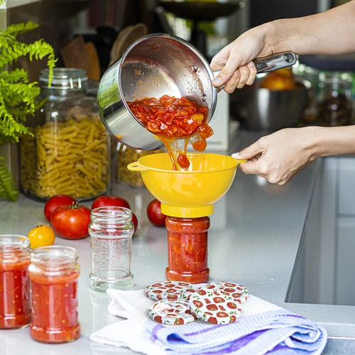 Dop fi 66/4 met tomaten - 10 stuks - 5 ['witte dop', ' kleurrijk tomatenpatroon', ' pasteurisatie', ' procescontrole', ' opslag', ' maat fi Tomaten 66', ' voorraadkastdecoratie', ' doppen voor pasteurisatie', ' groentedoppen', ' tomatendoppen']