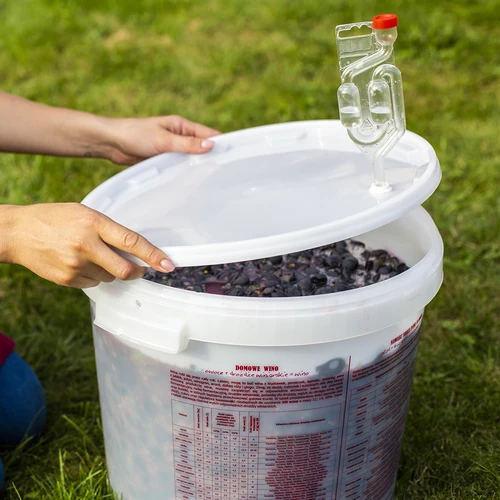Fermentatiecontainer 30L, in witte kleur met opdruk, kraan en 2 buizen - j.EN - 15 ['fermentatiecontainer', ' fermentatie-emmer', ' fermentatie-emmertje', ' fermentatiecontainers', ' fermentatiecontainer voor wijn', ' fermentatiecontainers voor wijn', ' biowin fermentatie-emmer', ' browin fermentatie-emmer', ' fermentatiebuizen', ' fermentatiebuis', ' buis voor wijn', ' stille buis', ' MAXI buis', ' wijnaccessoires', ' horizontale buis', ' buis voor fermentatie', ' set voor wijn- en bierfermentatie', ' inmaken', ' container van 30 liter', ' fermentatiecontainer met kraan', ' emmer met kraantje']