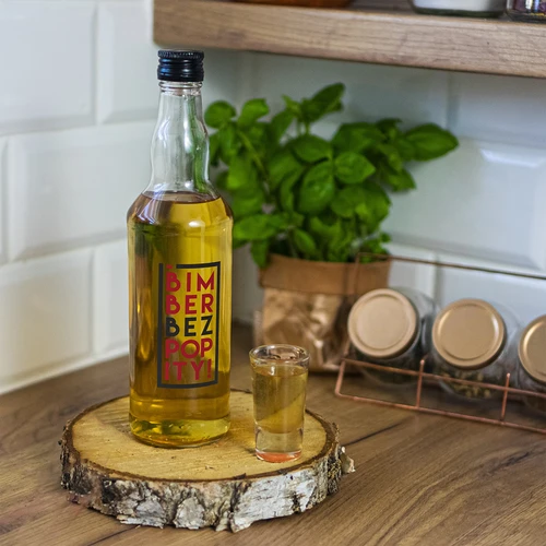 Fles 0,5 L met dop en 2-kleurige opdruk Bimber Zonder Chaser - 4 stuks - 9 ['fles', ' flessen', ' flessen met opdruk', ' fles voor likeuren', ' fles voor zelfgestookte drank', ' fles voor alcohol', ' fles met opdruk', ' glazen fles met opdruk en dop', ' flessen 500 ml met kurk', ' flessen met kurk set', ' voor bruiloft', ' fles voor huisgemaakte alcohol', ' fles als cadeau', ' fles voor wodka', ' superflessen']