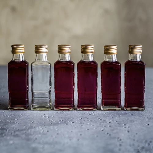 Fles Flora 100 ml met dop fi28, 8 stuks. - 8 ['fles voor likeur', ' flessen voor likeur', ' fles voor alcohol', ' decoratieve flessen voor alcohol', ' glazen fles voor alcohol', ' flessen voor zelfgestookte drank voor bruiloft', ' fles voor likeur', ' decoratieve flessen', ' fles voor wodka', ' fles voor wodka.']