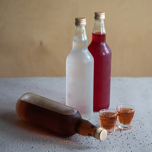 Fles 'Monopol' 700 ml met dop - 4 stuks - 8 ['monopolflessen', ' monopol fles', ' fles met dop', ' flessen met doppen', ' flessen 700 ml', ' fles 700 ml', ' flessen voor alcohol', ' fles voor dranken', ' flessen voor sappen', ' flessen met schroefdop', ' flessen met dop', ' flessen met doppen']