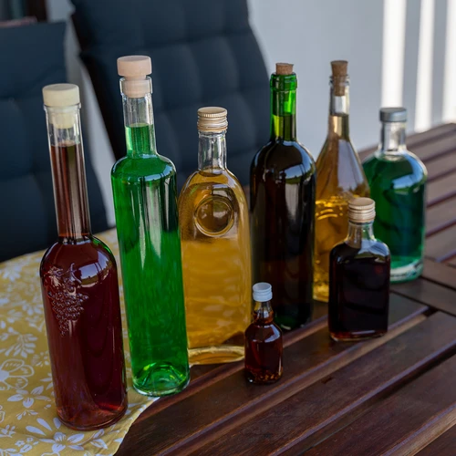 Fles voor likeuren heupfles met dop 200 ml 10 stuks - 11 ['flessen', ' heupflessen', ' likeuren', ' flessen voor likeuren', ' flesjes', ' huisgemaakte dranken', ' huisgemaakte likeuren', ' heupfles met dop', ' fles met dop', ' flesje met dop']