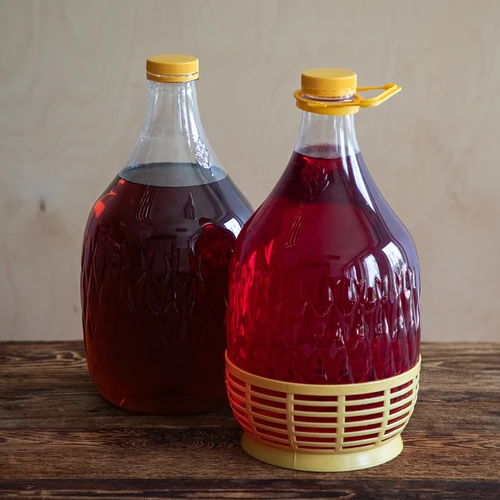 Gans Dame 5 L PET, met dop en mandje - 8 ['gans', ' gans voor wijn', ' gans dame', ' dame in mand', ' dame 5 L', ' ballon 5 L', ' demijohn', ' ballon in mand', ' fles dame 5L in mand', ' ballon gans voor wijn', ' gans voor brouwsel', ' ballon voor wijn', ' fles voor wijn', ' fles voor wijn', ' kan voor wijn', ' demijohn voor wijn', ' ballon voor wijn 5 liter', ' gans met dop', ' wijnset', ' onbreekbare dame', ' wijnaccessoires', ' thuis wijnmaken', ' wijnapparatuur', ' aanbevolen voor wijn']