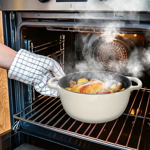 Geëmailleerde gietijzeren pot - ecru, 4 L - 8 ['gietijzeren potten', ' geëmailleerde gietijzeren potten', ' gietijzeren kookgerei', ' voordelen van gietijzeren kookgerei', ' geëmailleerd gietijzer', ' koken in een gietijzeren pot', ' gietijzeren pot met email', ' pot in ecru kleur', ' pot in bordeauxrode kleur', ' pot in saliegroene kleur', ' waarom koken in gietijzeren potten de moeite waard is', ' als cadeau', ' welke gietijzeren potten te kiezen']
