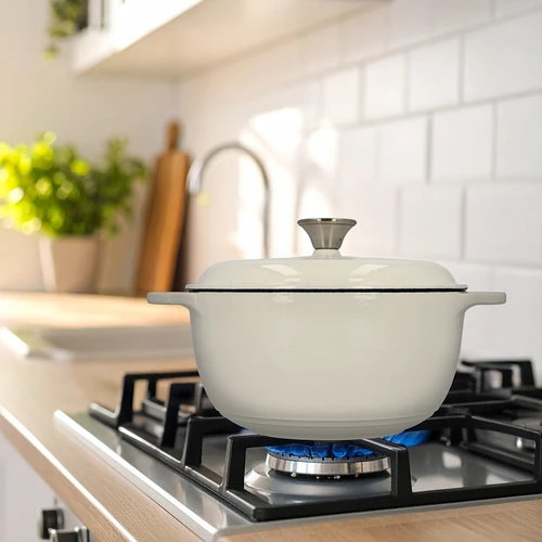 Geëmailleerde gietijzeren pot - ecru, 4 L - 9 ['gietijzeren potten', ' geëmailleerde gietijzeren potten', ' gietijzeren kookgerei', ' voordelen van gietijzeren kookgerei', ' geëmailleerd gietijzer', ' koken in een gietijzeren pot', ' gietijzeren pot met email', ' pot in ecru kleur', ' pot in bordeauxrode kleur', ' pot in saliegroene kleur', ' waarom koken in gietijzeren potten de moeite waard is', ' als cadeau', ' welke gietijzeren potten te kiezen']