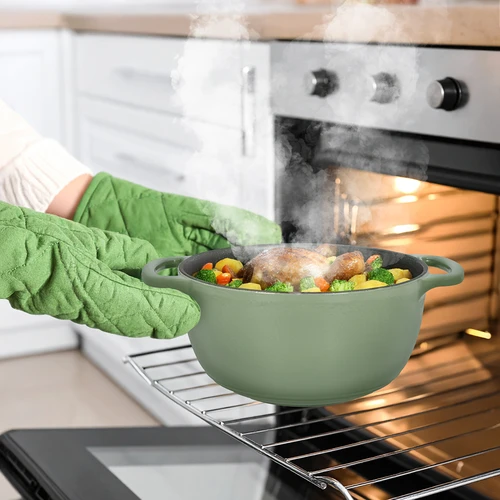 Geëmailleerde gietijzeren pot - salie, 4L - 8 ['gietijzeren potten', ' geëmailleerde gietijzeren potten', ' gietijzeren kookgerei', ' voordelen van gietijzeren kookgerei', ' geëmailleerd gietijzer', ' koken in een gietijzeren pot', ' gietijzeren pot met email', ' pot in ecru kleur', ' pot in bordeaux kleur', ' pot in salie kleur', ' waarom koken in gietijzeren potten', ' als cadeau', ' welke gietijzeren potten te kiezen']
