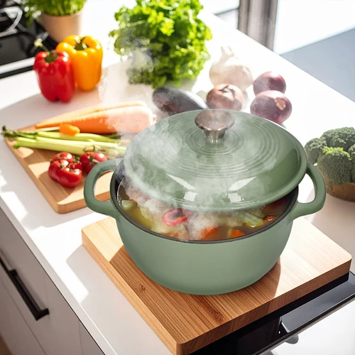 Geëmailleerde gietijzeren pot - salie, 4L - 7 ['gietijzeren potten', ' geëmailleerde gietijzeren potten', ' gietijzeren kookgerei', ' voordelen van gietijzeren kookgerei', ' geëmailleerd gietijzer', ' koken in een gietijzeren pot', ' gietijzeren pot met email', ' pot in ecru kleur', ' pot in bordeaux kleur', ' pot in salie kleur', ' waarom koken in gietijzeren potten', ' als cadeau', ' welke gietijzeren potten te kiezen']