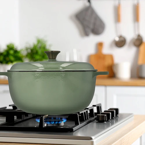 Geëmailleerde gietijzeren pot - salie, 5,8L - 9 ['gietijzeren potten', ' geëmailleerde gietijzeren potten', ' gietijzeren kookgerei', ' voordelen van gietijzeren kookgerei', ' geëmailleerd gietijzer', ' koken in een gietijzeren pot', ' gietijzeren pot met email', ' pot in ecru kleur', ' pot in bordeaux kleur', ' pot in salie kleur', ' waarom koken in gietijzeren potten', ' als cadeau', ' welke gietijzeren potten te kiezen']