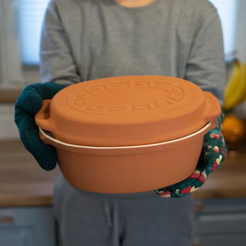 Geglazuurde Romeinse pot 4,5 L (meanders) - 20 ['Romeinse pot', ' vetvrij braden', ' stomen', ' gezond koken', ' voor vlees', ' voor het braden van vlees', ' voor brood', ' voor vis', ' voor vegetariërs', ' eenpansgerechten', ' gerechten voor kinderen', ' dieetgerechten', ' voor het bakken van brood', ' geëmailleerde Romeinse pot', ' gecoate Romeinse pot', ' geglazuurde Romeinse pot', ' kleipot', ' Romeins vat', ' Romeinse vorm', ' kleien pot', ' Romeinse pot met deksel', ' vat met deksel', ' cadeau-idee']