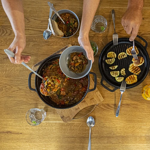 Gietijzeren pot met pan, 3,5 L - 15 ['pot met pan', ' 2 in 1', ' gietijzeren pot', ' gietijzeren pan', ' gietijzeren koekenpan', ' set van gietijzeren kookgerei', ' om te koken', ' om te bakken', ' om te braden', ' voor kampvuur', ' grillpan']