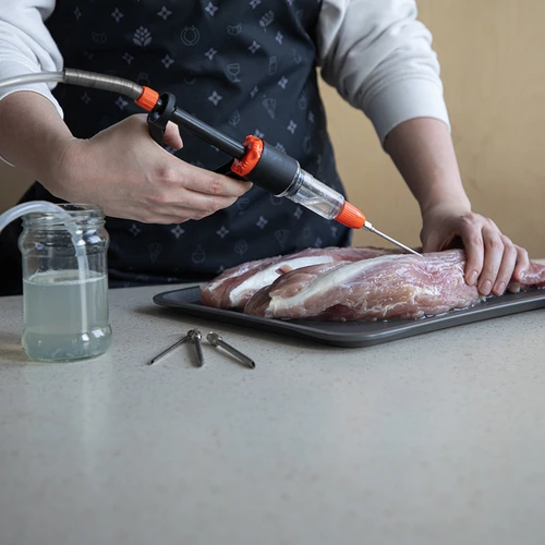 Halfautomatische vleeswareninjector met naaldenset en slang - 11 ['huisgemaakte vleeswaren', ' thuisvleeswaren', ' zelfgemaakte vlees- en vleeswarenproductie', ' ham', ' schouderham', ' worsten', ' eigen vleeswaren', ' vlees', ' zelfgemaakte culinaire producten', ' diner', ' vlees pekelen', ' injecteren', ' injectoren', ' vleesspuit', ' roestvrijstalen naalden', ' injectienaald', ' pekelen', ' roken', ' vleeswarenaccessoires', ' vleesspuit', ' roestvrijstalen naalden', ' injectienaald', ' voor vlees', ' voor pekelen']