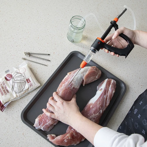 Halfautomatische vleeswareninjector met naaldenset en slang - 12 ['huisgemaakte vleeswaren', ' thuisvleeswaren', ' zelfgemaakte vlees- en vleeswarenproductie', ' ham', ' schouderham', ' worsten', ' eigen vleeswaren', ' vlees', ' zelfgemaakte culinaire producten', ' diner', ' vlees pekelen', ' injecteren', ' injectoren', ' vleesspuit', ' roestvrijstalen naalden', ' injectienaald', ' pekelen', ' roken', ' vleeswarenaccessoires', ' vleesspuit', ' roestvrijstalen naalden', ' injectienaald', ' voor vlees', ' voor pekelen']