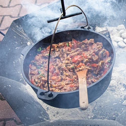 Hangende gietijzeren ketel met pan - 14 ['gietijzeren ketel', ' ketel voor kampvuur', ' ketel met pan', ' zigeunerketel', ' Hongaarse ketel', ' goulash uit de ketel', ' ketel voor vuurplaats', ' jachtpot', ' jachtketel', ' gietijzeren vat', ' cadeau', ' gietijzeren pan', ' gietijzeren pot met pan', ' hangende ketel', ' ketel om op te hangen']
