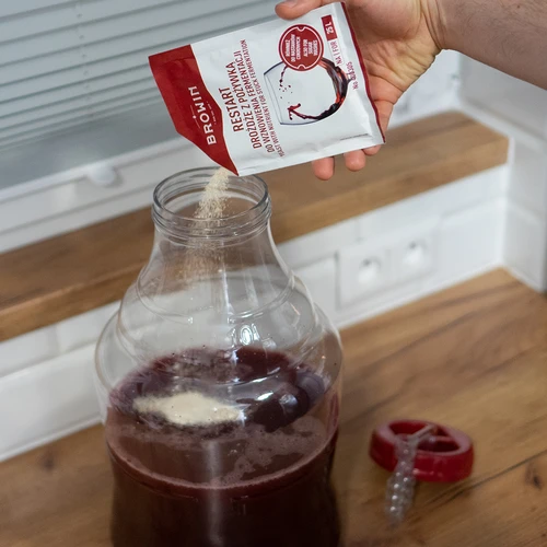 Herstart Gist - 22 g - 3 ['herstart', ' gist voor herstart', ' voor hervatting van fermentatie', ' hoogalcoholgist', ' gist voor moeilijke omstandigheden', ' fermentatie', ' gist plus voedingsstof', ' voor stellingen', ' voor wijnen en beslag', ' tot 18% alcohol']