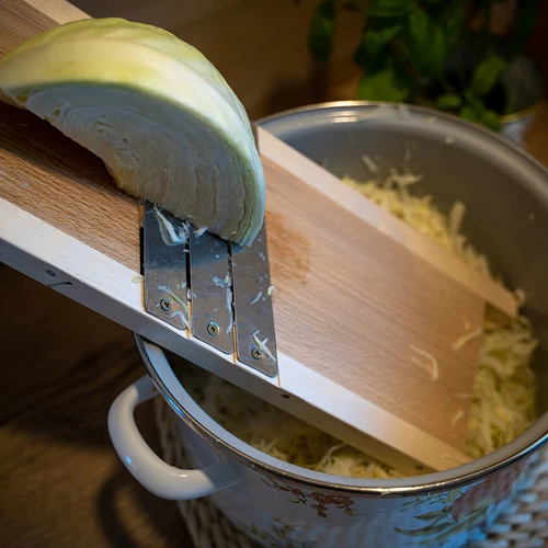 Houten rasp, 45x15 cm, 3 messen - 3 ['houten koolrasp', ' handmatige rasp', ' handmatige groenterasp', ' handmatige koolrasp', ' kool snijden', ' groenterasp', ' groenteschaaf', ' keukenschaaf', ' koolrasp', ' koolsnijder', ' uienrasp', ' voor het snijden van kool', ' gastronomische rasp']