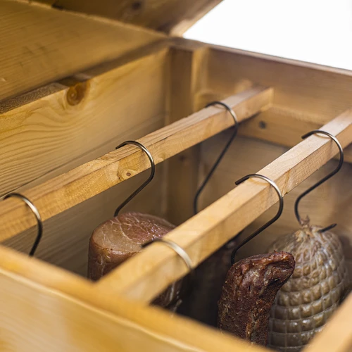 Houten tuinrokerij 200 L – dragON Wood 100E met elektrische verwarmingsmodule en controller - 16 ['roken', ' eenvoudige rokerijen', ' elektrische rokerij', ' rokerij met bedieningspaneel', ' voordelen van roken met een controller', ' houten rokerij', ' tuinrokerij', ' beste rokerij', ' rokerij met controller', ' hoe te roken', ' welke rokerij te kopen', ' zelfgemaakte vleeswaren', ' rokerij van 200 L', ' hoge rokerij', ' ruime rokerij', ' rokerij met rookgenerator', ' roken met rook', ' rookgenerator voor roken', ' rookchips voor roken', ' nieuwigheden voor roken', ' professioneel roken', ' eenvoudig roken', ' hoe een elektrische rokerij te gebruiken']