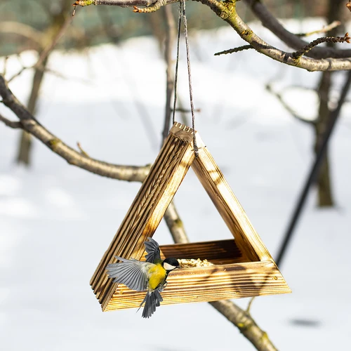 Houten vogelvoederhuisje - driehoekig - 12 ['vogelhuisje', ' vogelhuis', ' vogels voeren', ' houten voederhuisje', ' gebrand voederhuisje']