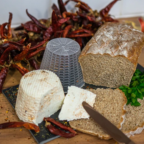 Kaasvorm voor ricotta Ø 6,5 x 7,8 cm voor 400 g - 5 ['kaasvorm', ' kaasmaken', ' ricotta', ' hoe maak je kaas', ' kaasmaakvorm', ' zelfgemaakte kaas']
