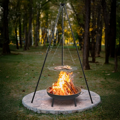 Kampvuur driepoot met rooster, 150 cm - 7 ['driepoot voor kampvuur', ' kampvuurrooster', ' statief voor kampvuur', ' kampvuurgrill', ' rooster op driepoot', ' koken op kampvuur', ' driepootgrill', ' kamperen', ' outdoor toerisme', ' kampeeraccessoires', ' Hongaarse ketel', ' driepoot voor ketel', ' driepoot voor gietijzeren pan', ' koken in de buitenlucht', ' gerechten boven kampvuur', ' grillen in de open lucht', ' bakken boven kampvuur', ' kampvuuruitrusting', ' uitrusting voor de tuin', ' koken in de tuin', ' grillen in de tuin', ' gerechten van de grill', ' grillsaison', ' welke driepoot te kiezen']