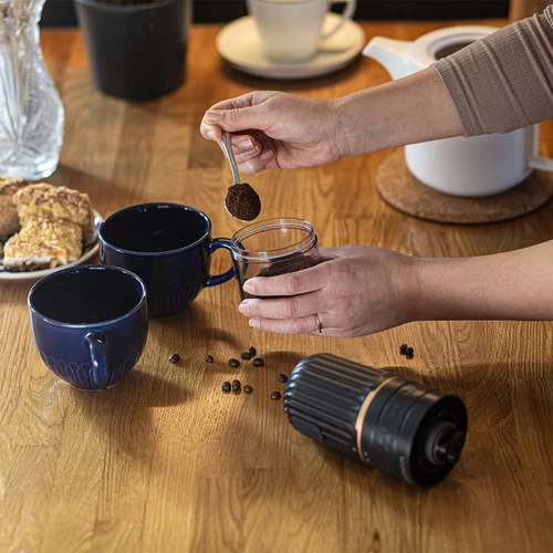 Koffiemolen - elektrisch, maalschijf - 15 ['koffiemolen', ' elektrische molen', ' koffie malen', ' gemalen koffie', ' koffie malen', ' molen met USB', ' moderne koffiemolen', ' draagbare molen', ' mobiele molen', ' batterijmolen', ' koffiemolen op batterij', ' molen opgeladen via USB', ' molen met keramische maalschijven', ' maalschijfmolen', ' handige molen', ' elektrische koffiemolen', ' cadeau-idee']
