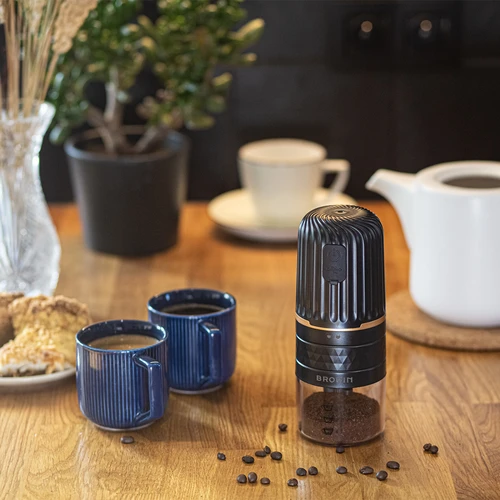 Koffiemolen - elektrisch, maalschijf - 16 ['koffiemolen', ' elektrische molen', ' koffie malen', ' gemalen koffie', ' koffie malen', ' molen met USB', ' moderne koffiemolen', ' draagbare molen', ' mobiele molen', ' batterijmolen', ' koffiemolen op batterij', ' molen opgeladen via USB', ' molen met keramische maalschijven', ' maalschijfmolen', ' handige molen', ' elektrische koffiemolen', ' cadeau-idee']
