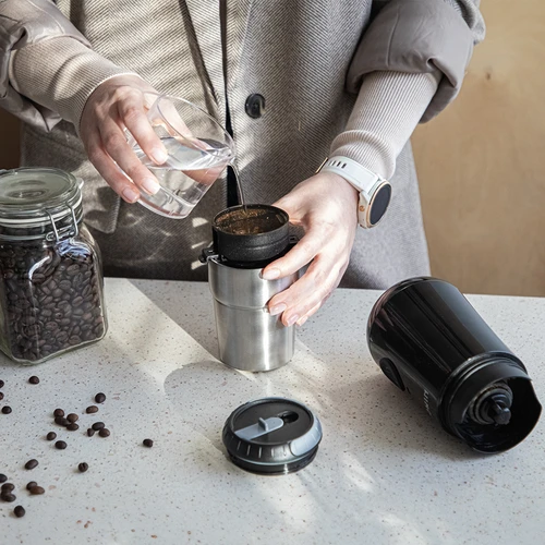 Koffiemolen - elektrisch, maalschijf, met zetapparaat en beker - 17 ['koffiemolen', ' elektrische molen', ' koffie malen', ' gemalen koffie', ' koffie malen', ' molen met zetapparaat', ' molen met dripper', ' molen met thermosbeker', ' molen met zetapparaat en beker', ' molen met USB', ' moderne koffiemolen', ' draagbare molen', ' mobiele molen', ' molen op batterijen', ' molen met accu', ' molen opladen via USB', ' molen met keramische maalschijven', ' maalschijfmolen', ' handige molen', ' cadeau-idee']