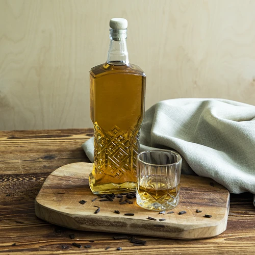Kredensfles 700ml met kurk - 6 ['decoratieve glazen fles', ' fles met natuurlijke kurk', ' fles voor likeuren', ' fles voor sappen', ' decoratieve fles voor dranken', ' decoratieve fles voor likeuren', ' mooie fles met kurk', ' zelfgemaakte likeuren', ' zelfgemaakte sappen']