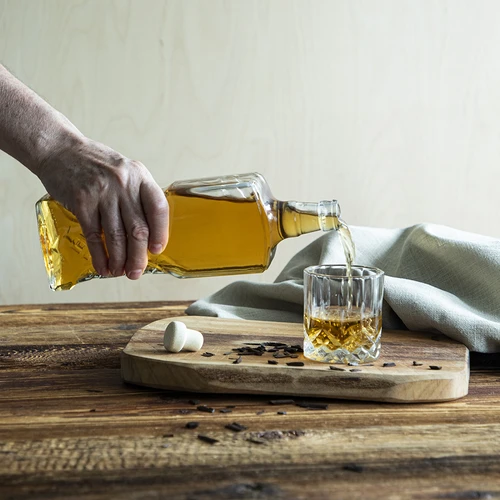 Kredensfles 700ml met kurk - 7 ['decoratieve glazen fles', ' fles met natuurlijke kurk', ' fles voor likeuren', ' fles voor sappen', ' decoratieve fles voor dranken', ' decoratieve fles voor likeuren', ' mooie fles met kurk', ' zelfgemaakte likeuren', ' zelfgemaakte sappen']