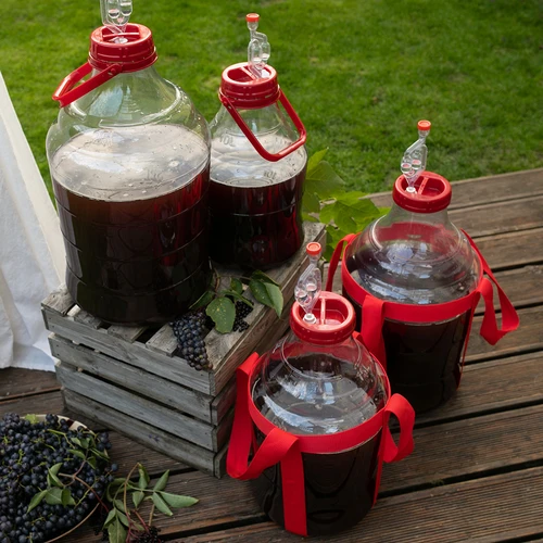 Lichte, onbreekbare wijnballon met draagriemen, 10 L - 11 ['wijnballonnen', ' bierballonnen', ' wijncontainers', ' biercontainers', ' PET-containers', ' breedmondballonnen', ' wijnsets', ' onbreekbare containers', ' fermentatiecontainers', ' fermentatieballonnen', ' ballonnen met schroefdop', ' ballonnen met accessoires', ' wijnnieuwigheden', ' huiswijnen', ' huisbieren', ' draagriemen', ' ballonnen', ' van kunststof', ' onbreekbaar', ' fermentor', ' demijohn', ' mandfles', ' gallon', ' wijn', ' bier', ' met draagriemen', ' set', ' 10L']